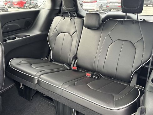 New 2026 Chrysler Pacifica Limited image 9