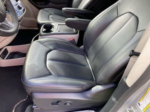 Used 2024 Chrysler Pacifica Touring-L image 15