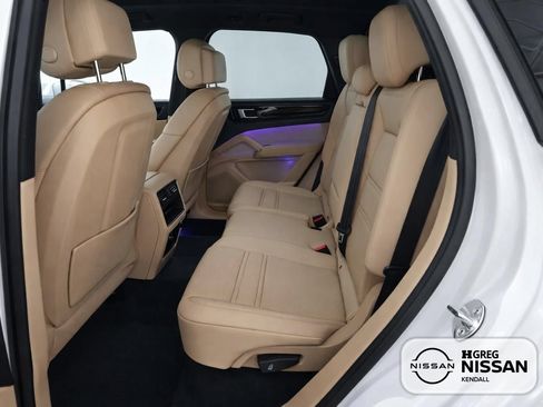 Used 2023 Porsche Cayenne w/ Premium Package AWD/4WD image 11