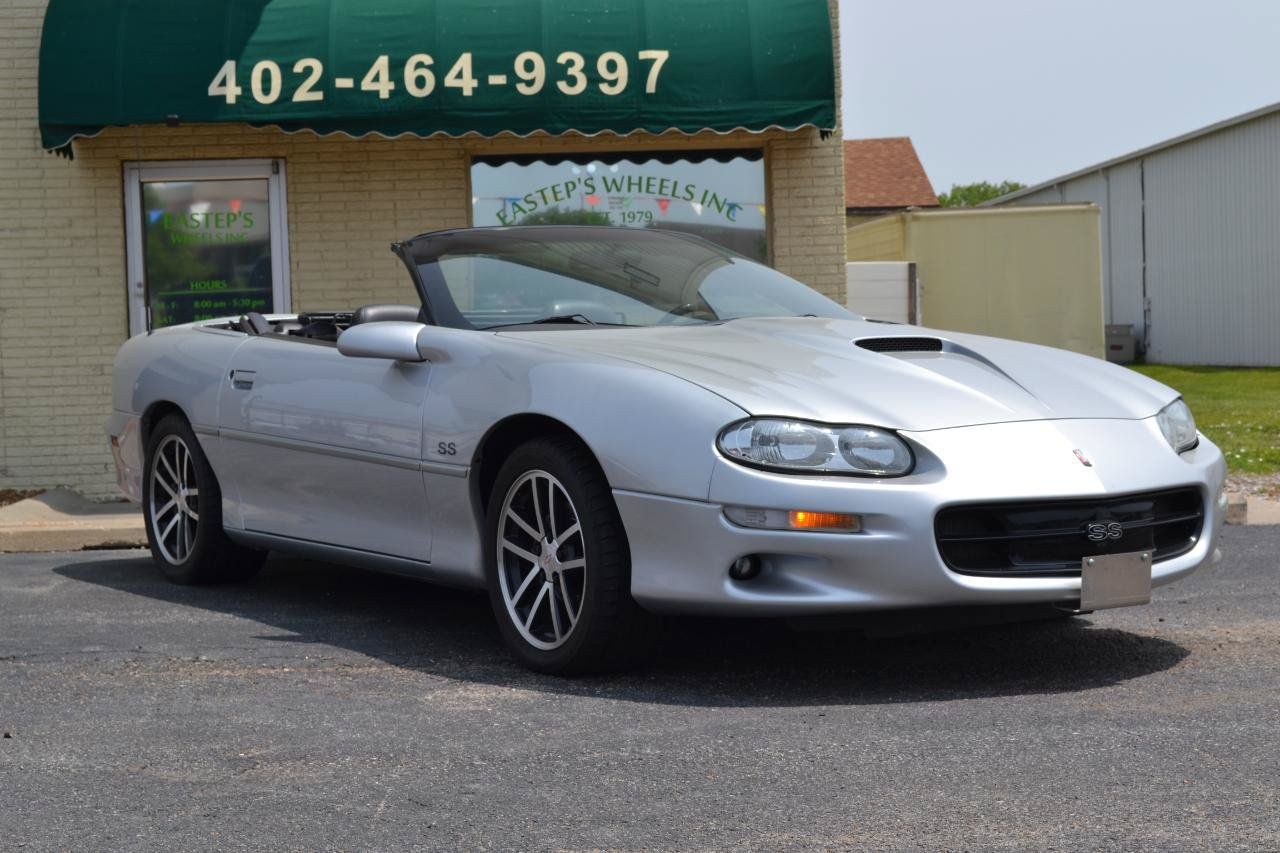 Used 2002 Chevrolet Camaro Z28 w/ SS Performance/Appearance Pkg RWD image 9