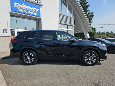 Used 2021 Toyota Highlander XLE AWD/4WD image 9