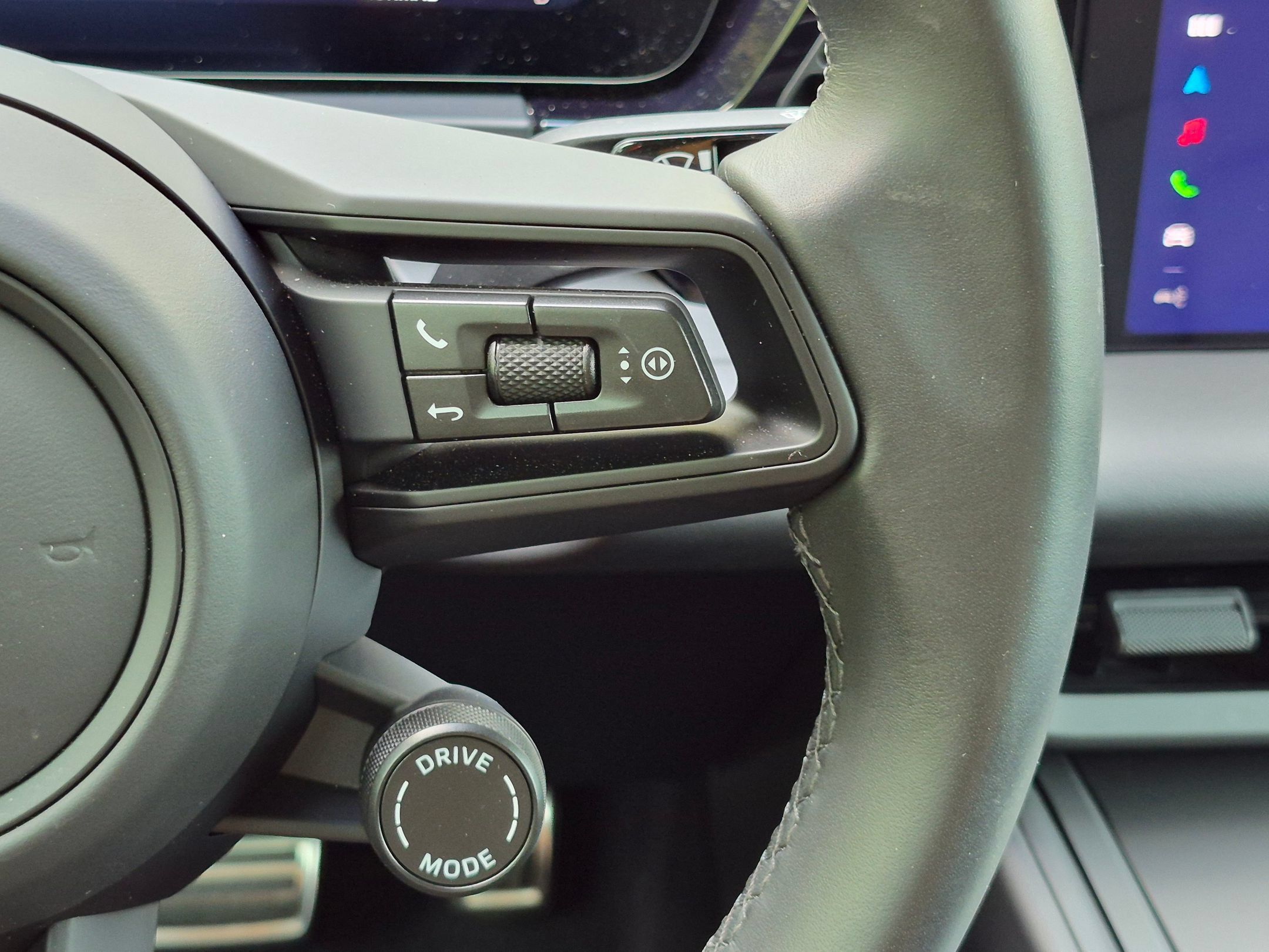 Certified 2025 Porsche Macan 4S Electric AWD/4WD image 10