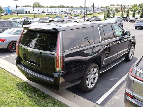 Used 2020 Cadillac Escalade ESV Luxury AWD/4WD image 9