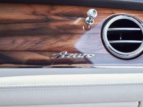 Used 2023 Bentley Bentayga Extended Wheelbase image 40