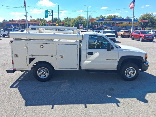Used 2005 GMC Sierra 2500 W/T RWD image 2