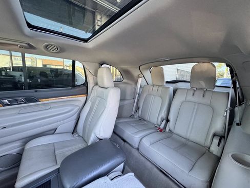 Used 2012 Lincoln MKT AWD image 28