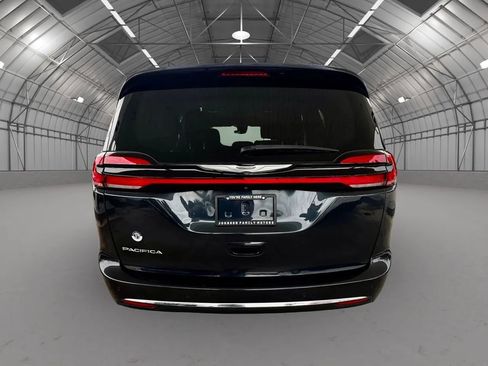 Used 2021 Chrysler Pacifica Touring-L FWD image 6