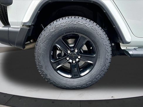 Used 2023 Jeep Wrangler Unlimited Sahara AWD/4WD image 35