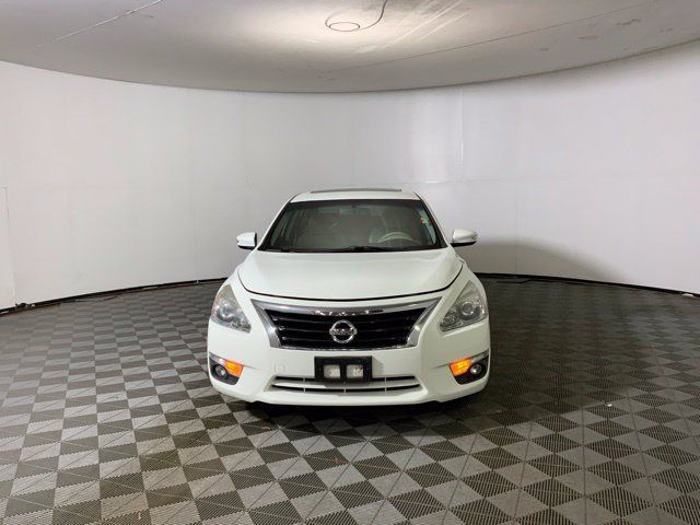 Used 2015 Nissan Altima 2.5 SV w/ Convenience Package FWD image 2
