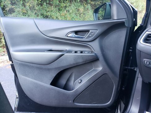 Used 2022 Chevrolet Equinox LT w/ Driver Convenience Package image 11