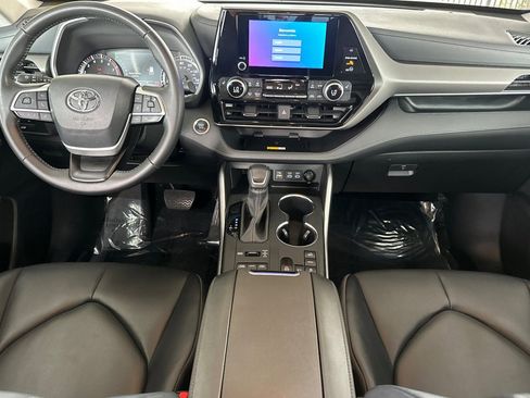 Certified 2024 Toyota Highlander XLE image 17