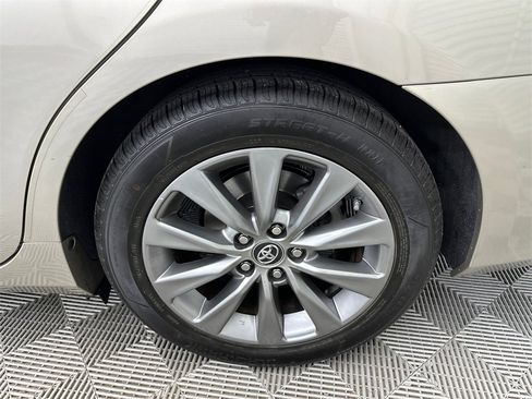 Used 2017 Toyota Camry XLE image 19