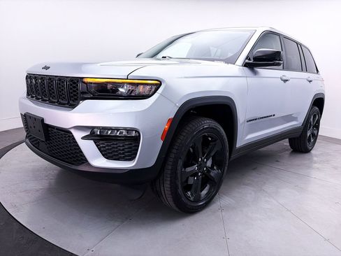 Used 2023 Jeep Grand Cherokee Limited w/ Black Appearance Package AWD/4WD image 11