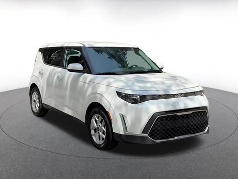 Used 2025 Kia Soul LX w/ LX Technology Package FWD image 3