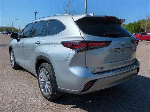 Certified 2025 Toyota Highlander Platinum image 4