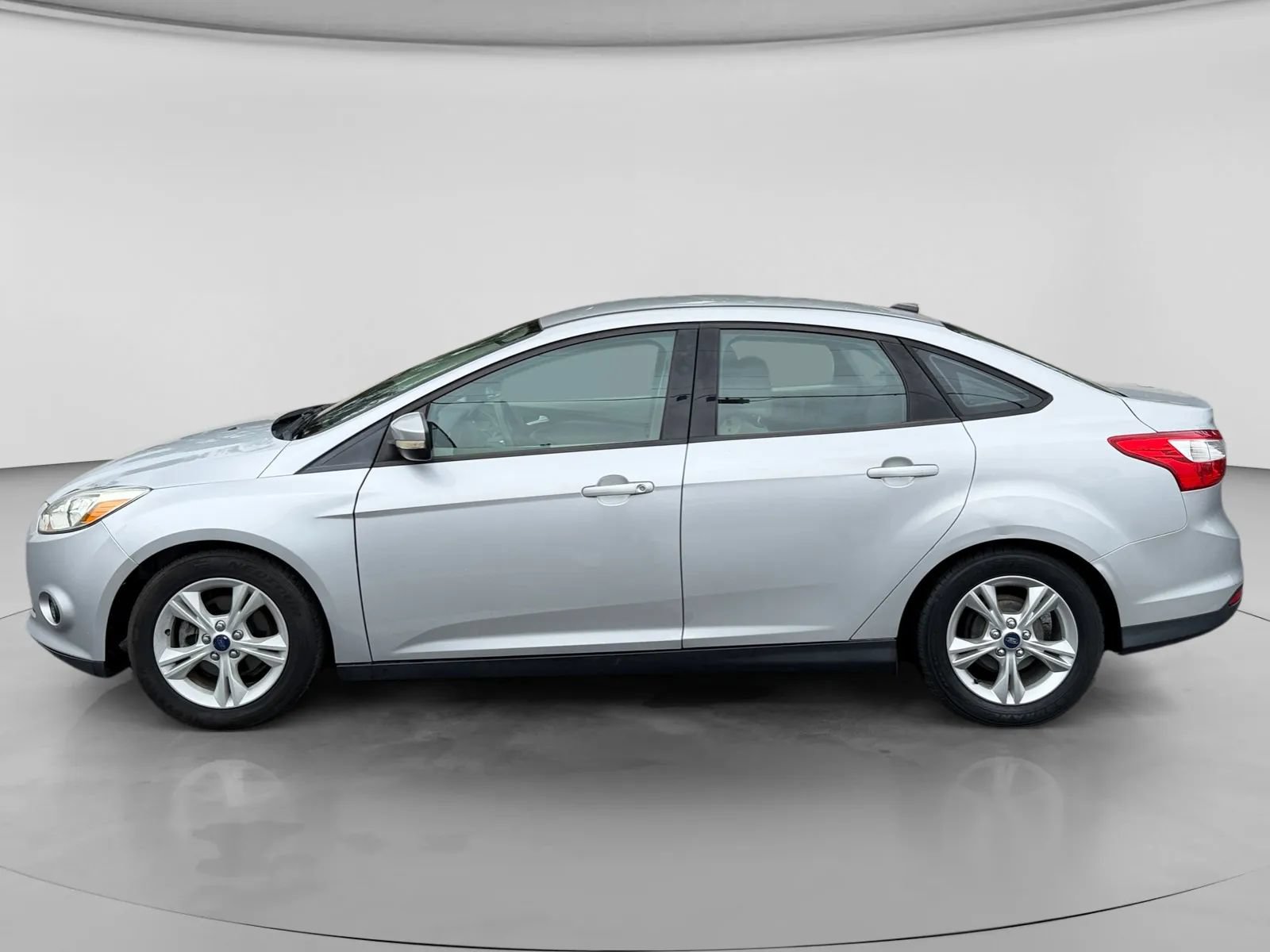 Used 2014 Ford Focus SE FWD image 2