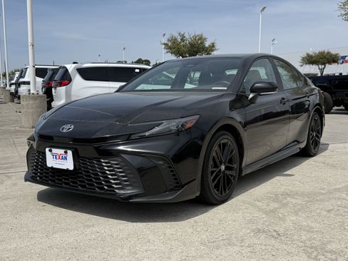 Used 2025 Toyota Camry SE image 10