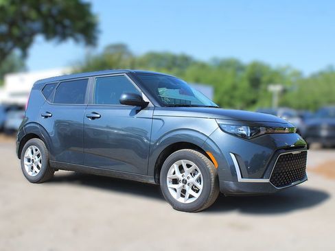 Used 2025 Kia Soul LX w/ LX Technology Package image 3