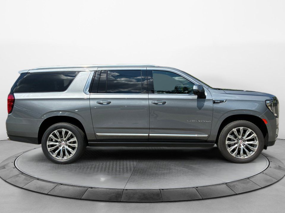 Used 2021 GMC Yukon XL Denali w/ Denali Premium Package AWD/4WD image 8