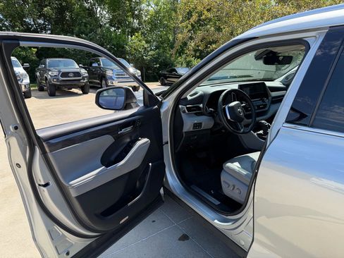 Used 2021 Toyota Highlander Limited FWD image 10