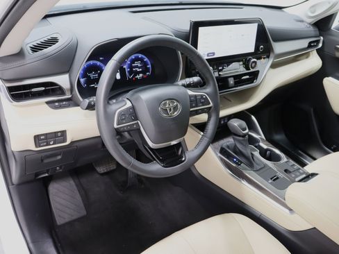 Used 2023 Toyota Highlander Limited image 13