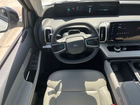 Used 2025 Ford Expedition Active AWD/4WD image 12