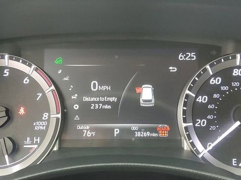 Used 2024 Toyota Highlander LE AWD/4WD image 28