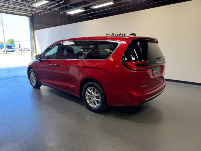 Used 2025 Chrysler Pacifica Select FWD image 2