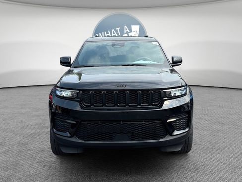 Used 2023 Jeep Grand Cherokee Altitude AWD/4WD image 9