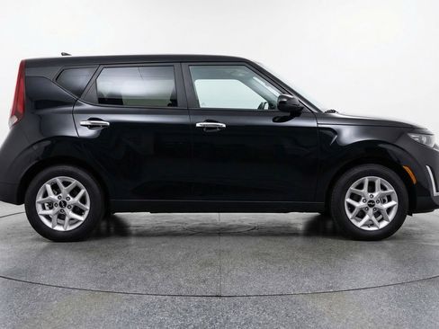Used 2025 Kia Soul LX w/ LX Technology Package FWD image 11
