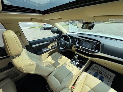 Used 2019 Toyota Highlander XLE AWD/4WD image 25
