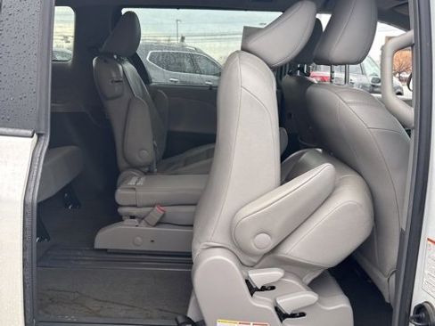 Used 2017 Toyota Sienna XLE w/ XLE Navigation Package image 17