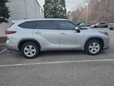Used 2023 Toyota Highlander LE image 2
