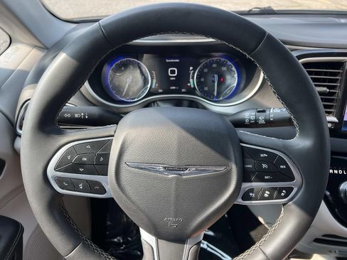 Used 2023 Chrysler Pacifica Touring-L FWD image 16