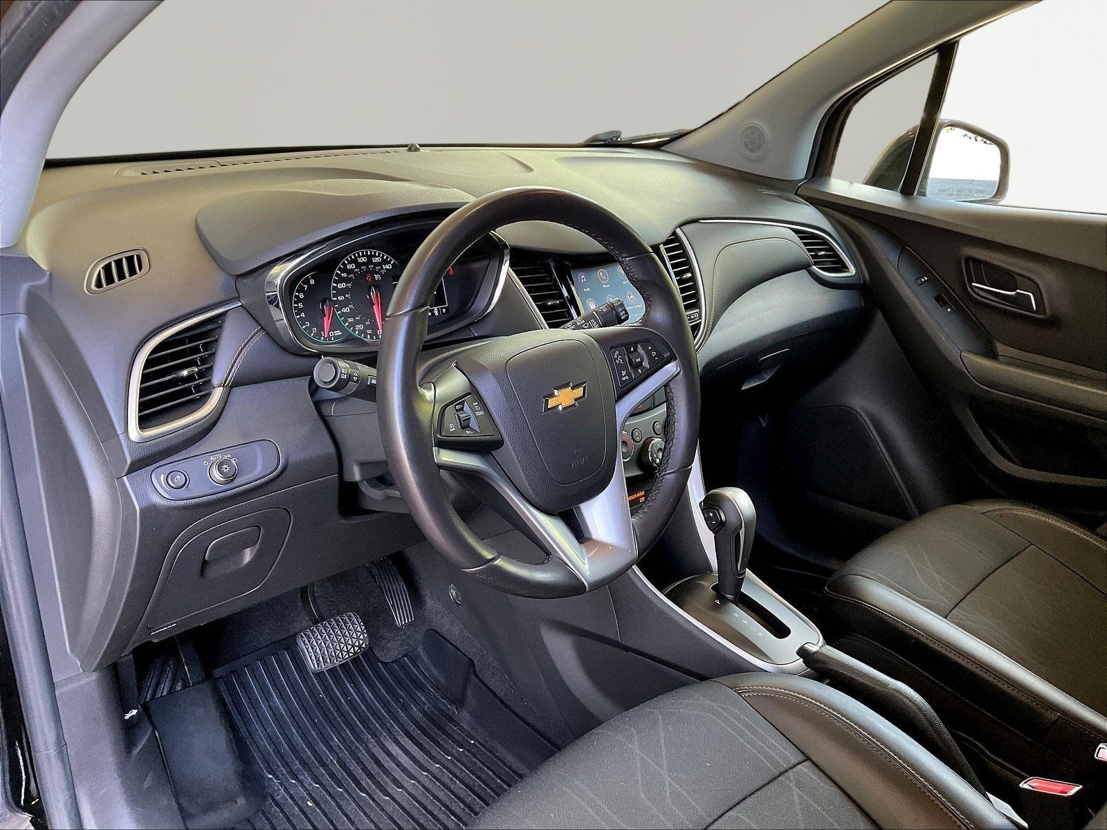 Used 2020 Chevrolet Trax LT w/ LT Convenience Package FWD image 16
