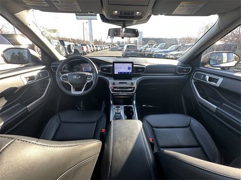 Certified 2022 Ford Explorer XLT w/ Equipment Group 202A image 16