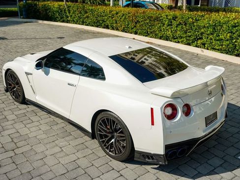 Used 2021 Nissan GT-R Premium image 20