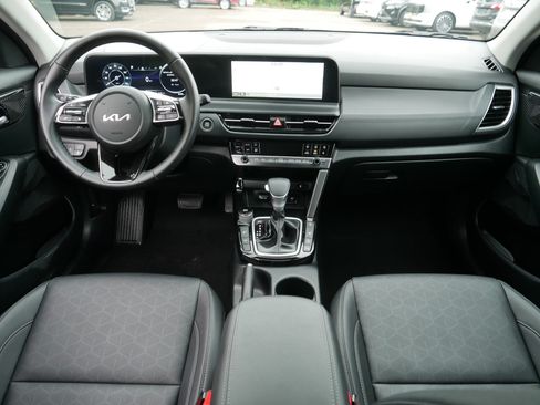 Certified 2025 Kia Seltos EX w/ EX Sunroof Package AWD/4WD image 10