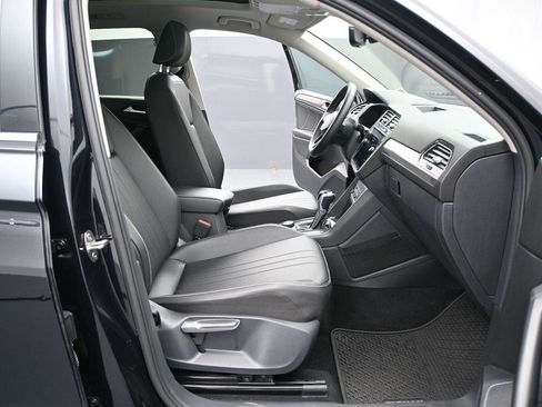 Used 2022 Volkswagen Tiguan SE w/ Panoramic Sunroof Package AWD/4WD image 15