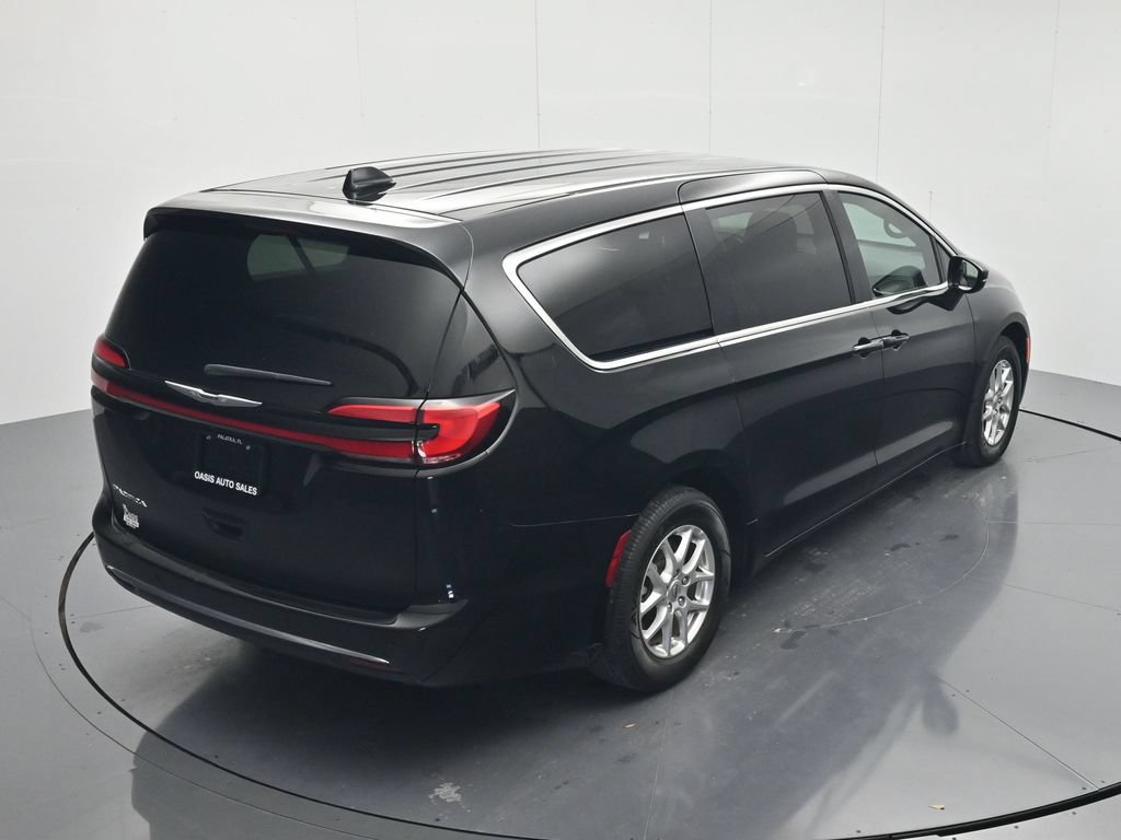 Used 2025 Chrysler Pacifica Select FWD image 32