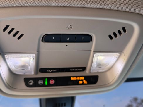 Used 2021 Chevrolet Traverse LT image 20