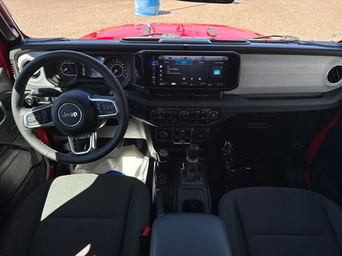 Used 2025 Jeep Wrangler Unlimited Sahara AWD/4WD image 12