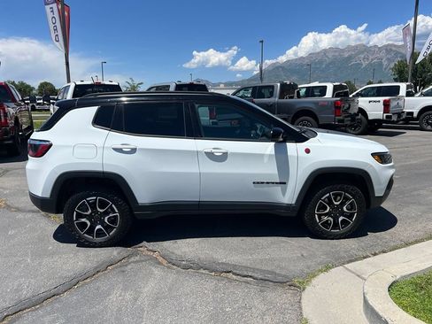Used 2025 Jeep Compass Trailhawk AWD/4WD image 7