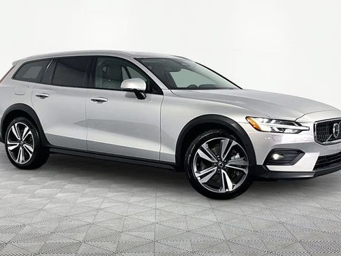 Used 2025 Volvo V60 B5 Cross Country Plus AWD/4WD image 1