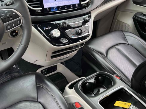 Used 2023 Chrysler Pacifica Touring-L image 34