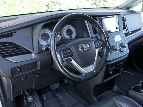 Used 2016 Toyota Sienna SE image 19