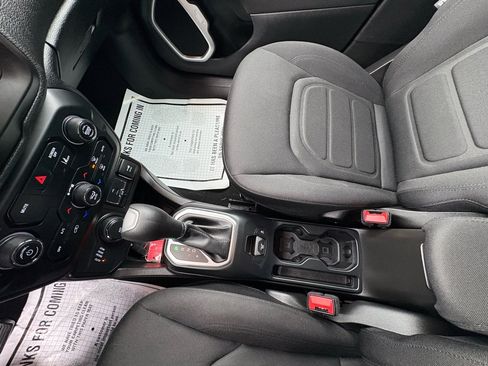Used 2021 Jeep Renegade Latitude image 8