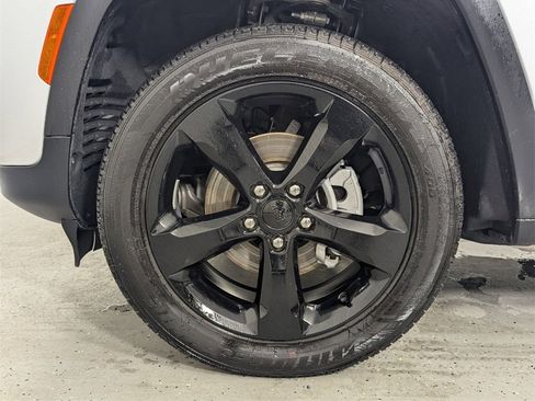 New 2025 Jeep Grand Cherokee Altitude image 9