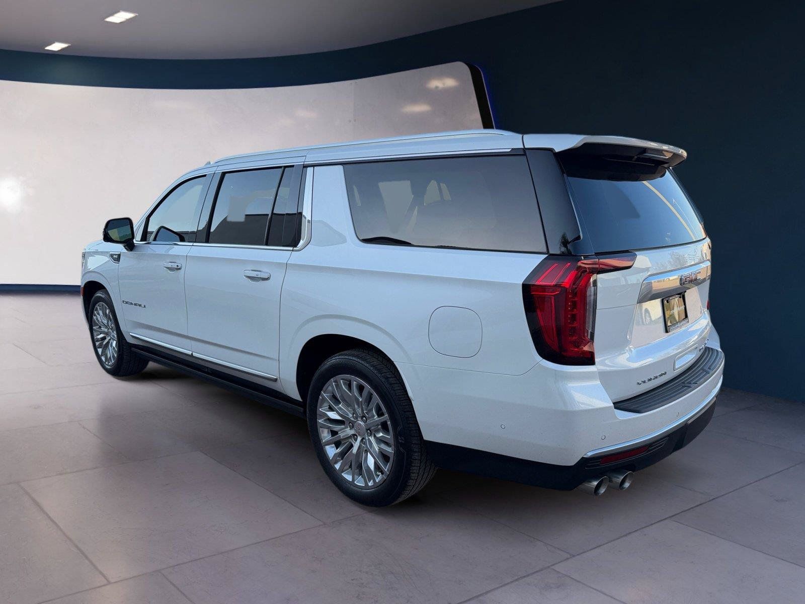 Used 2024 GMC Yukon XL Denali w/ Denali Reserve Package AWD/4WD image 3