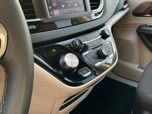 Used 2023 Chrysler Voyager LX image 26
